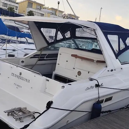 Marina Yatch Úszó hotel *