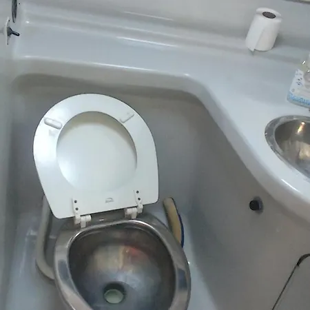 Marina Yatch Úszó hotel *